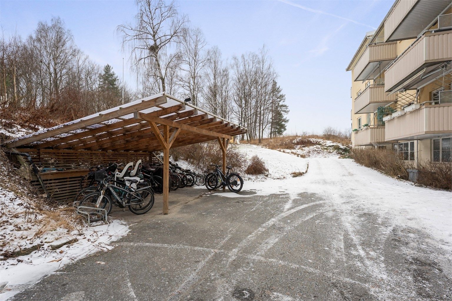 Felles sykkelparkering under tak. Det er også montert ladepunkter for elbil ved bygget.