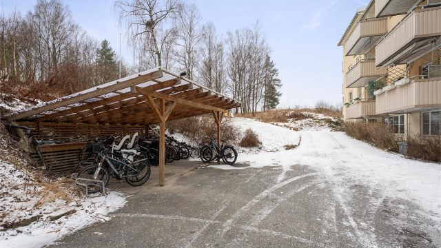 Felles sykkelparkering under tak. Det er også montert ladepunkter for elbil ved bygget.