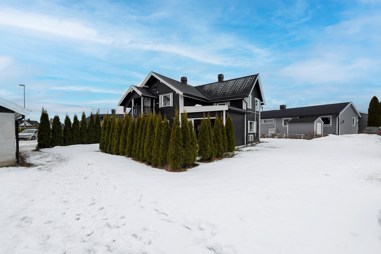 Boligen er adskilt i hver sin etasje med egen inngang, kjøkken, bad og oppholdsrom. Boligen er ikke seksjonert. 