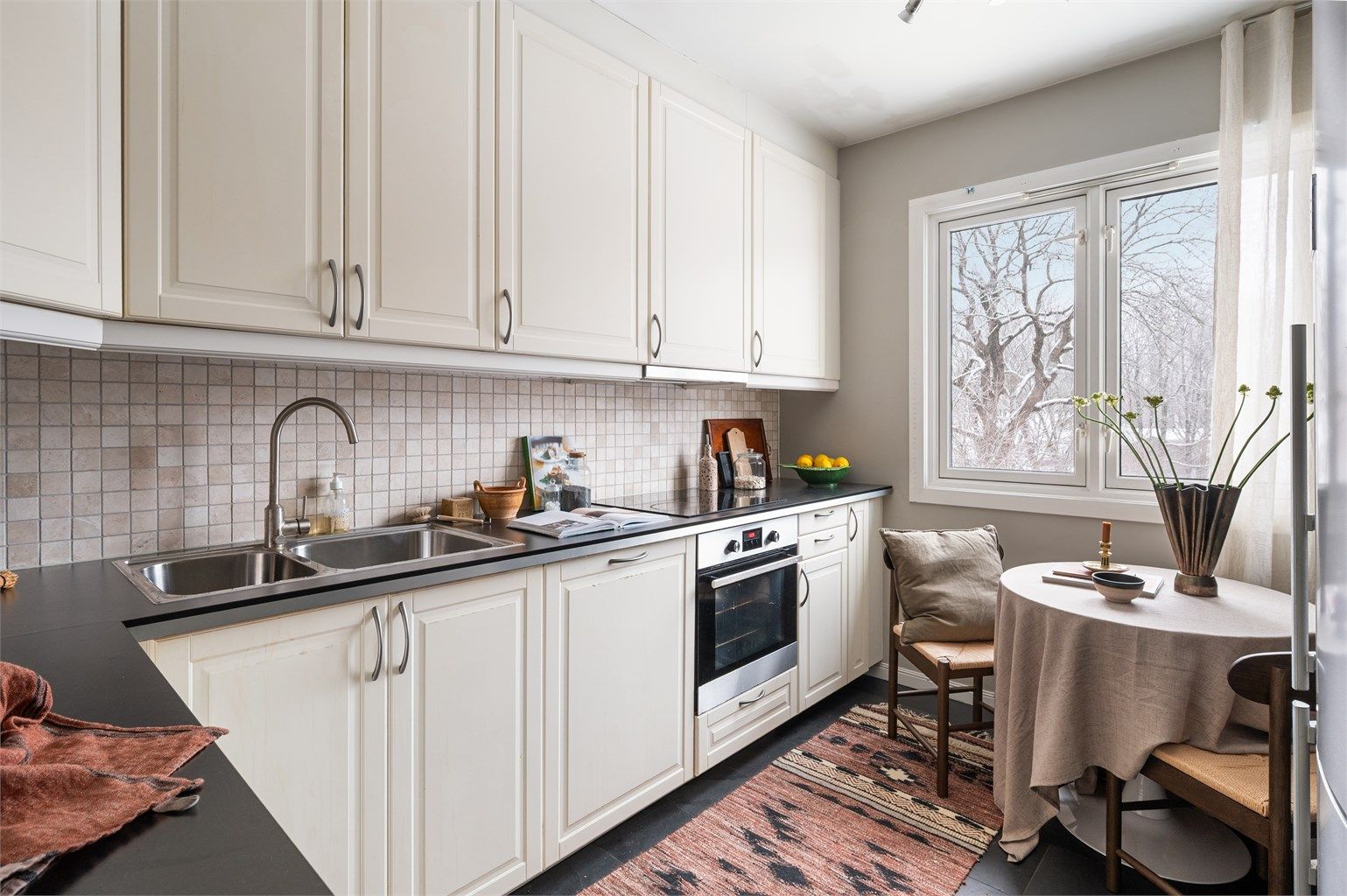 En praktisk laminatbenkeplate med nedfelt vaskekum gir god arbeidsplass.