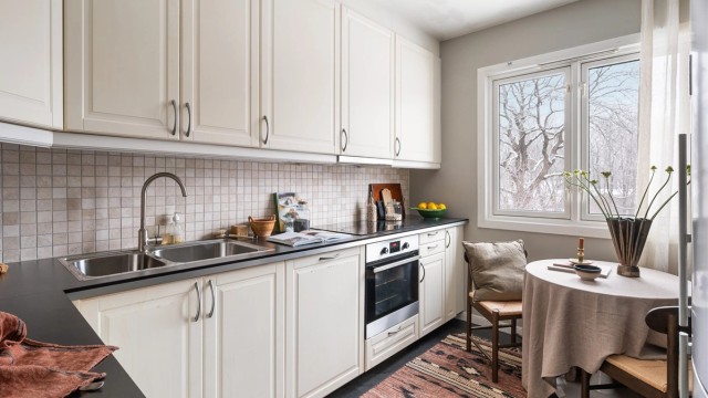 En praktisk laminatbenkeplate med nedfelt vaskekum gir god arbeidsplass.