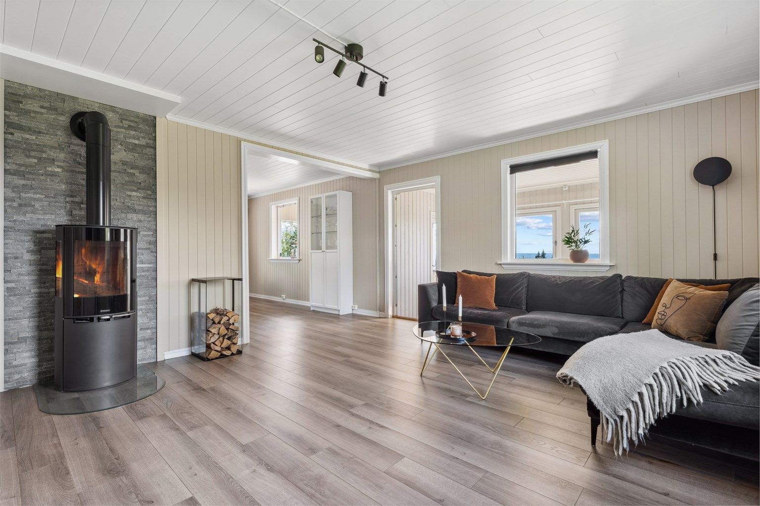 Gode vindusflater gir godt med dagslys, og både varmepumpe og vedfyring sikrer en behagelig temperatur gjennom året.