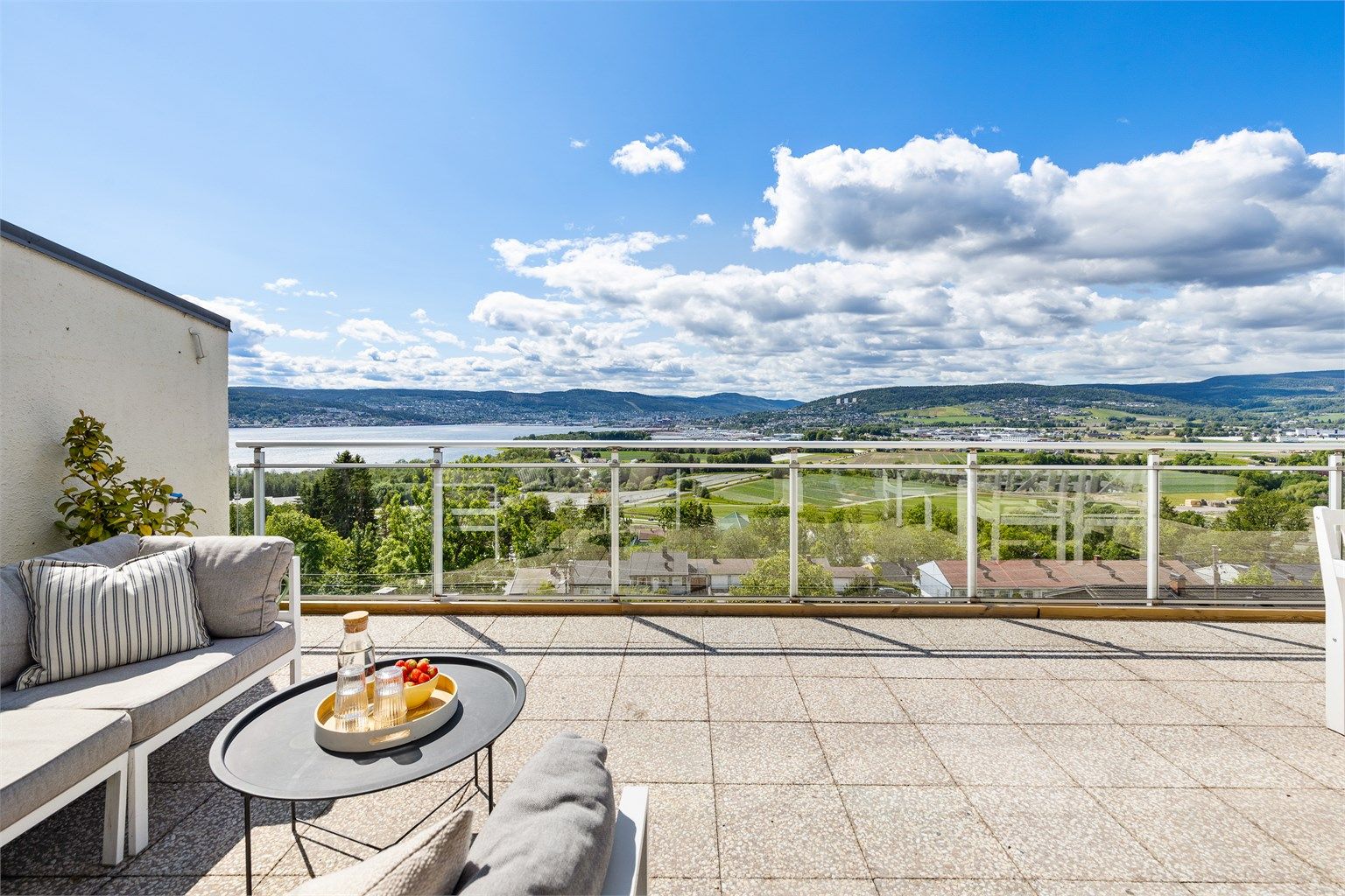 Stor terrasse på 36 kvm med fantastisk utsikt og solforhold