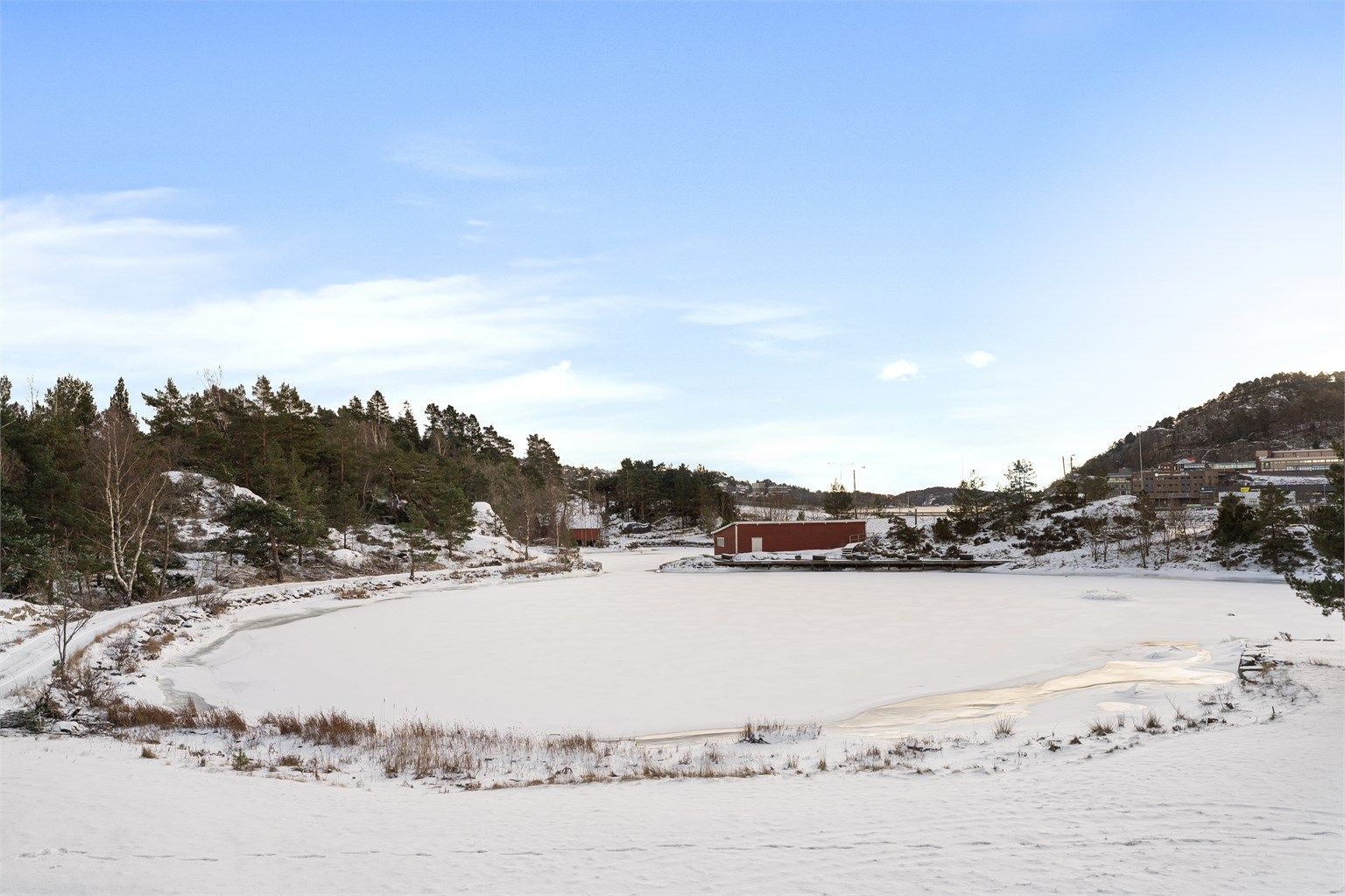 Kort vei til sjø og kystmiljø med gode tur- og friluftsmuligheter.