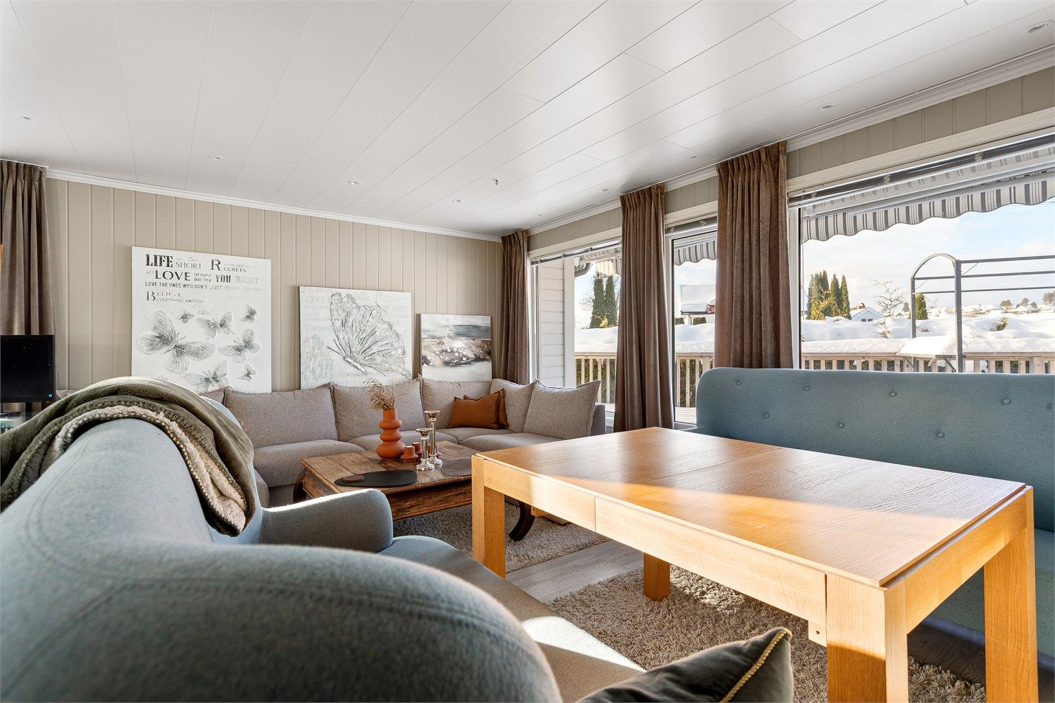 Fra stuen er det direkte utgang til en stor, sydvestvendt terrasse på 48 m² (ikke byggemeldt).