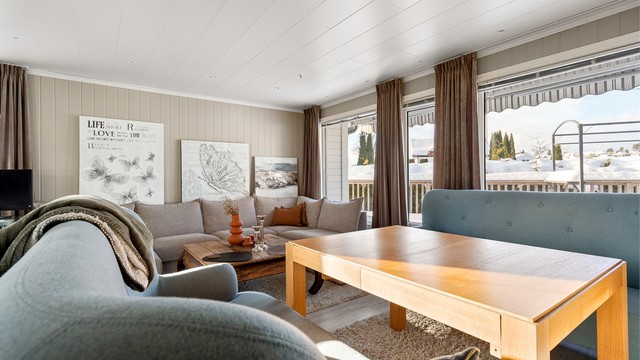 Fra stuen er det direkte utgang til en stor, sydvestvendt terrasse på 48 m² (ikke byggemeldt).