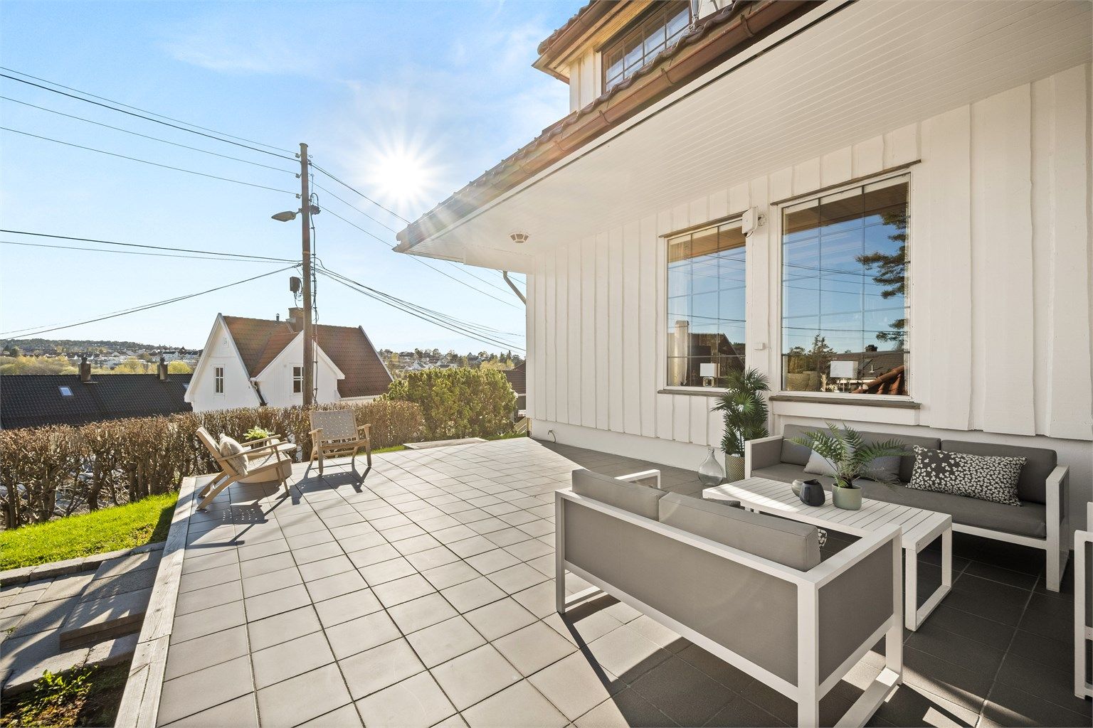 I tillegg til altanen har hoveddelen en stor, sydvendt markterrasse med god plass til utemøbler.