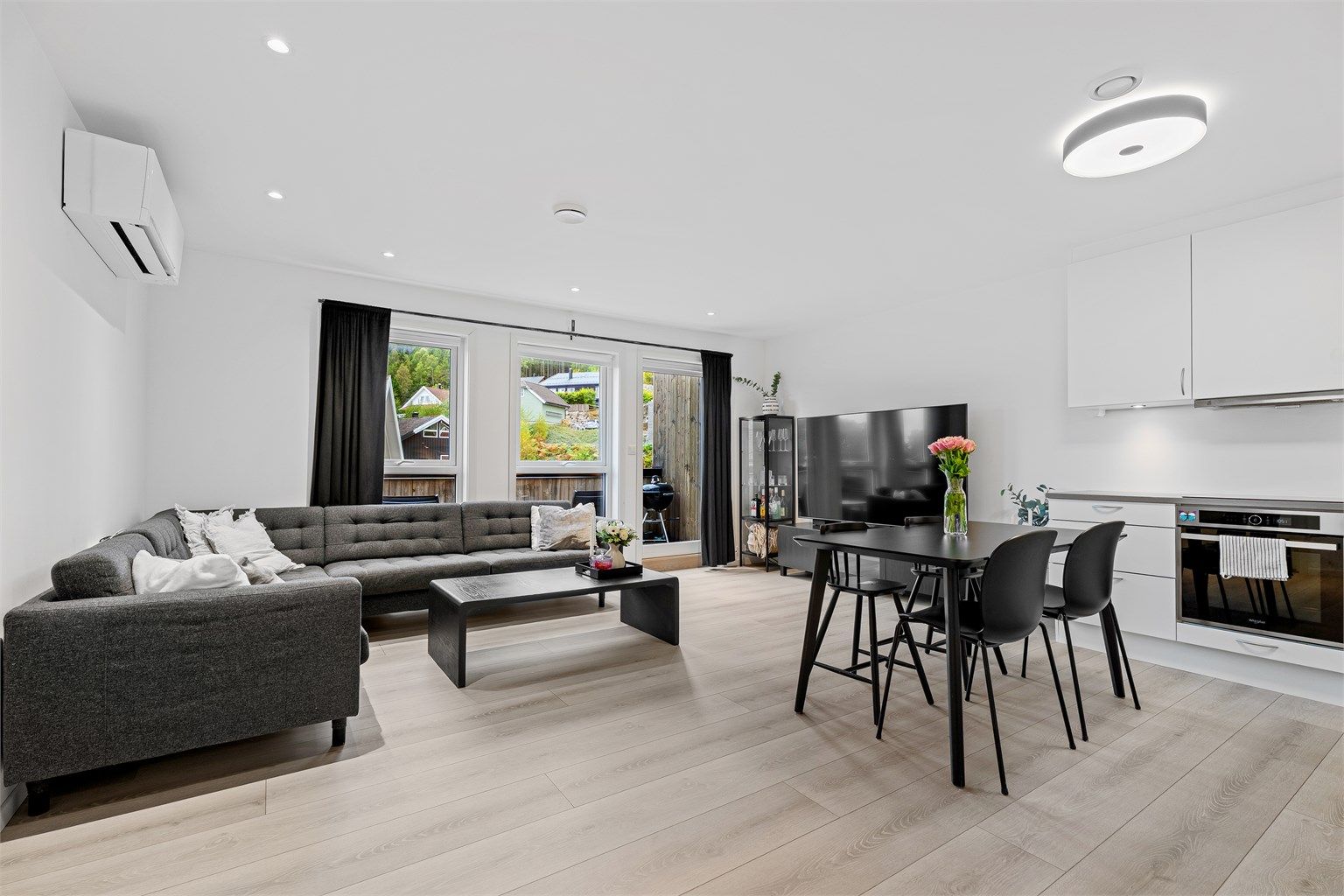 Velkommen til en innbydende og lekker leilighet oppført i 2019