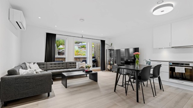 Velkommen til en innbydende og lekker leilighet oppført i 2019