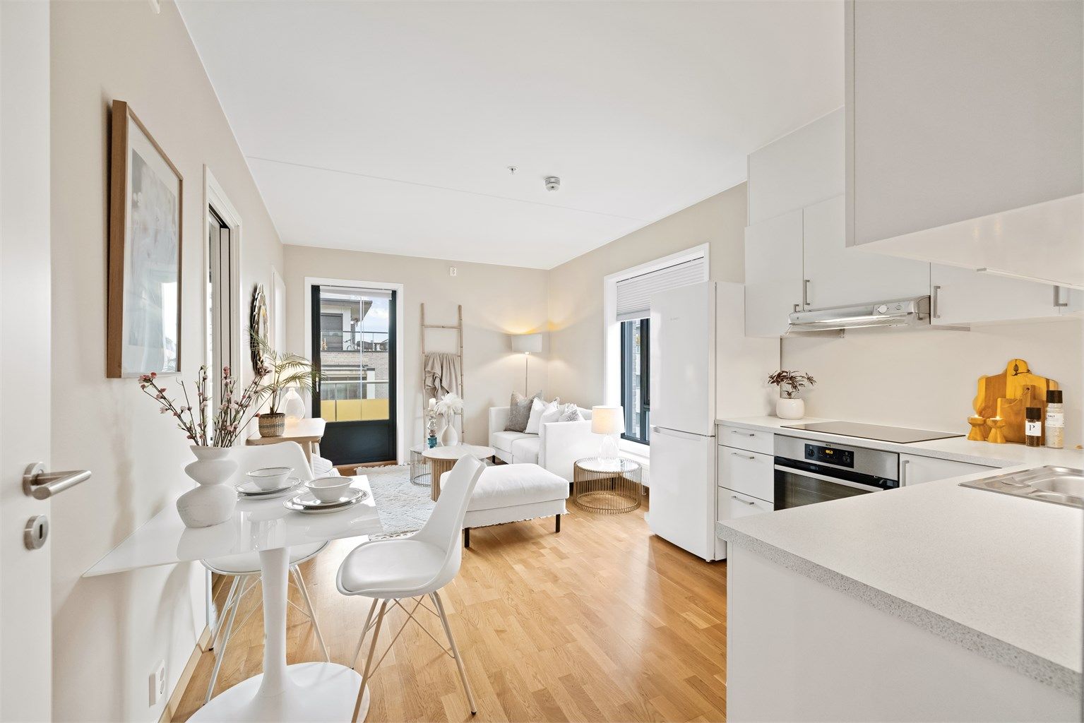 Store vindusflater og utgang til balkongen gir en lys og luftig atmosfære.