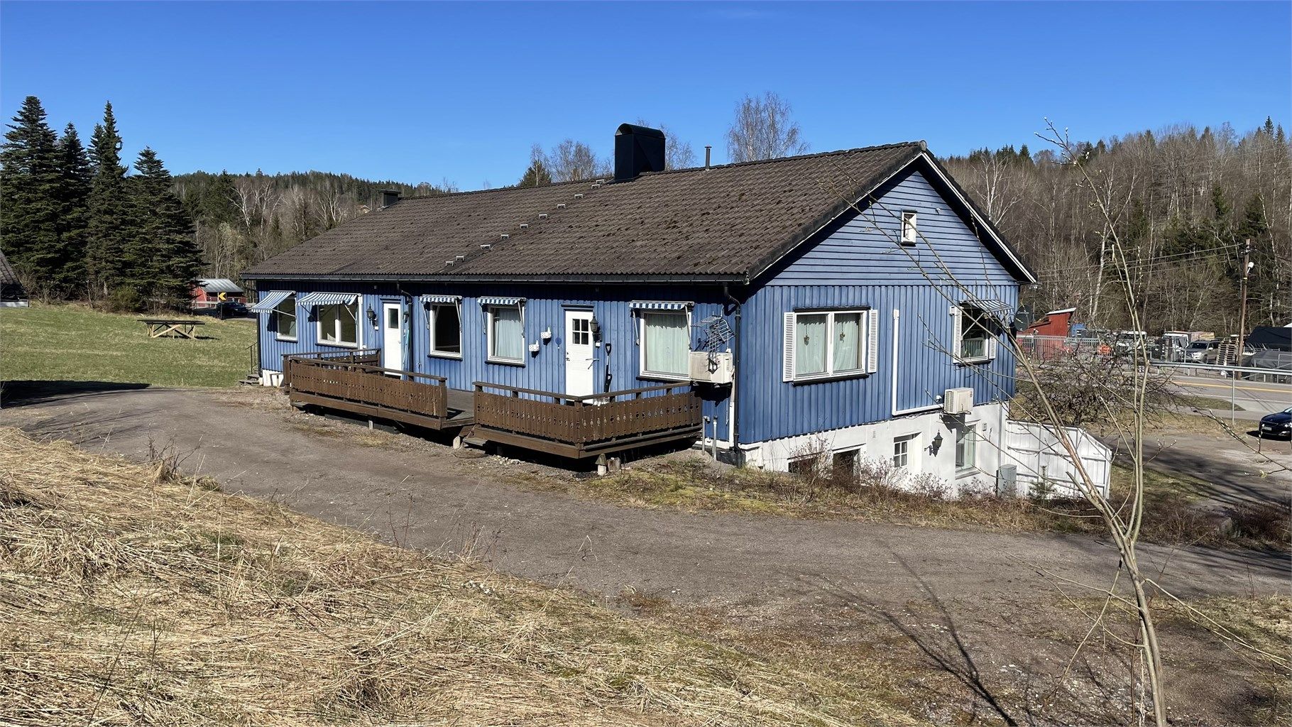 Inngangssiden av 1 etg. med inngang til 3 leiligheter. 