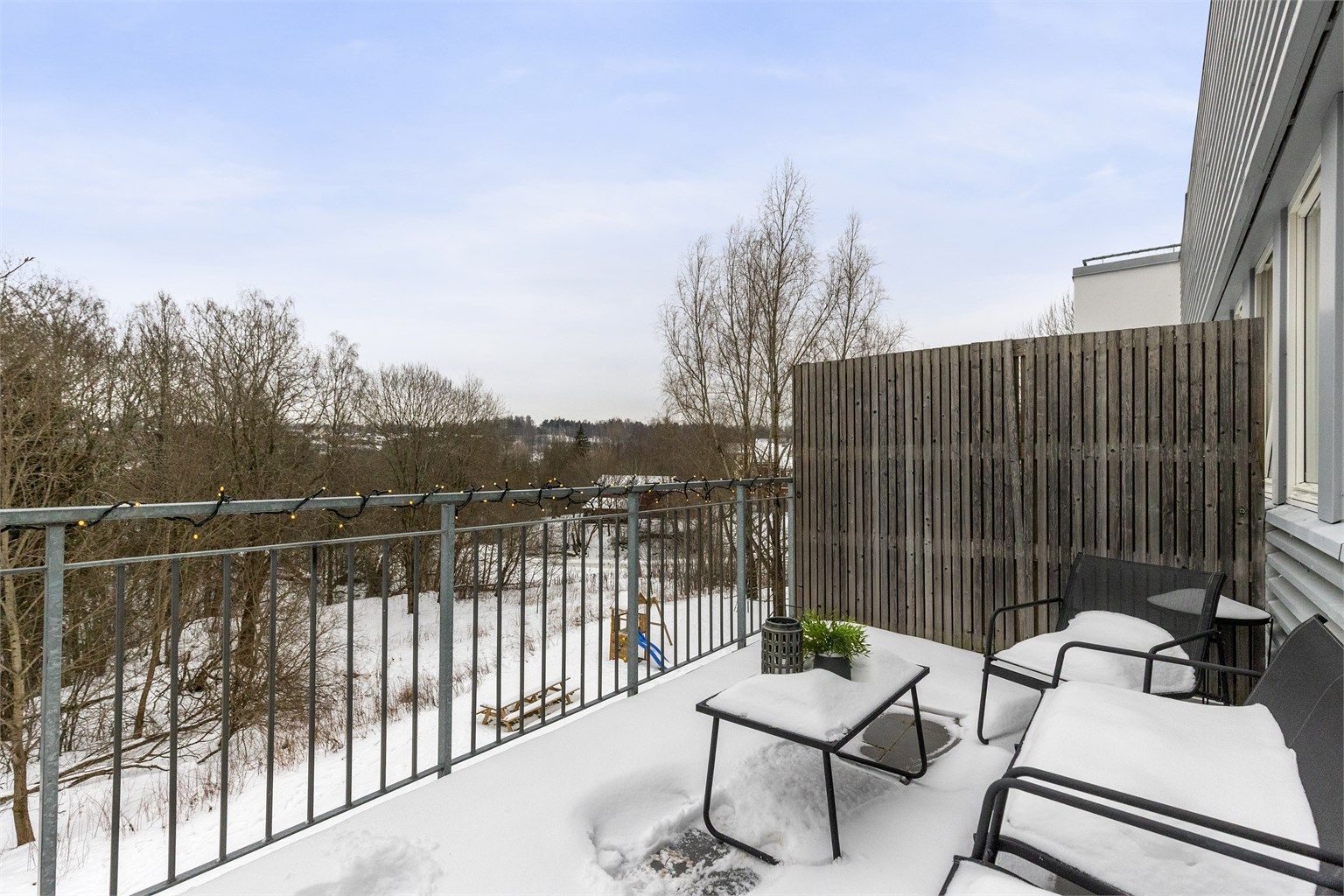 Leiligheten har en god beliggenhet i byggets 2. etasje, med Akerselva som nærmeste nabo