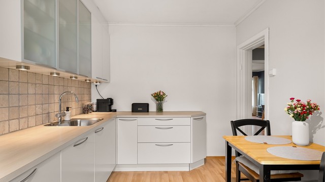 Kjøkkenet har også plass til et spisebord.