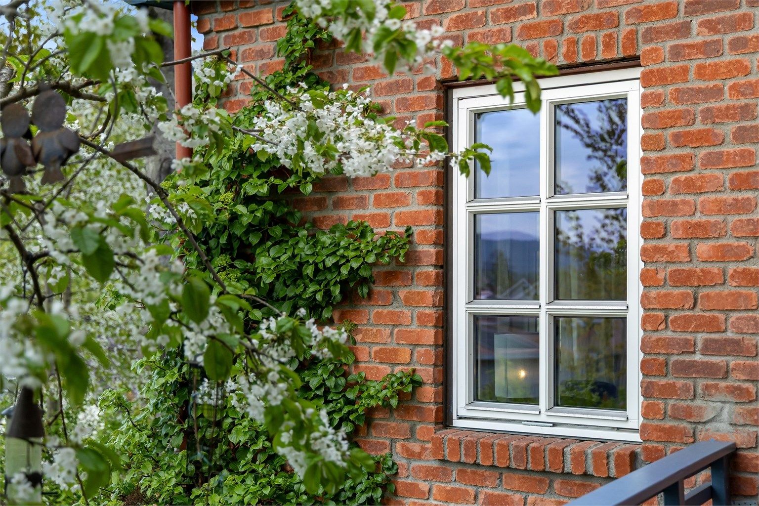 Huset sto ferdig i 2000 og bærer preg av gjennomtenkte, spennende løsninger, god takhøyde og klassiske vinduer