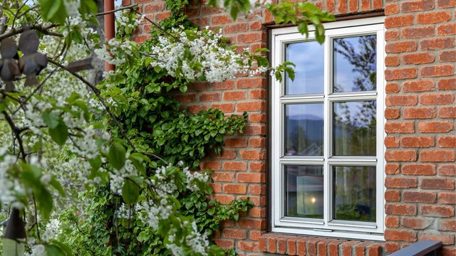 Huset sto ferdig i 2000 og bærer preg av gjennomtenkte, spennende løsninger, god takhøyde og klassiske vinduer