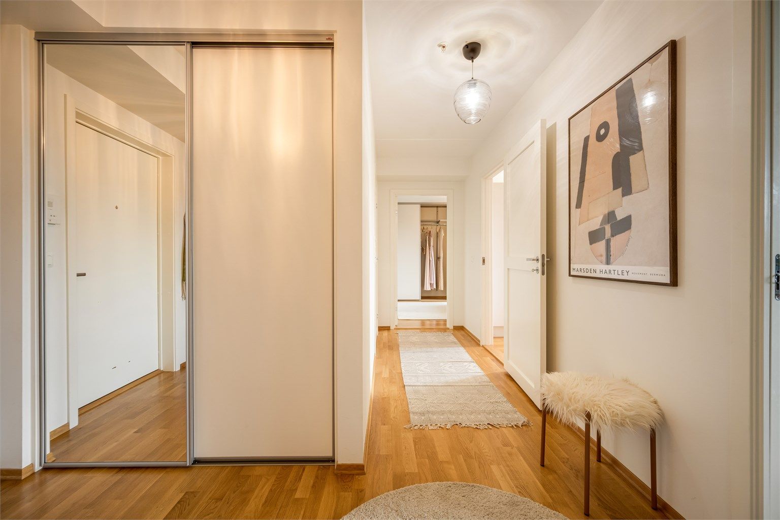 Romslig entré med adgang bod med skyvedører.