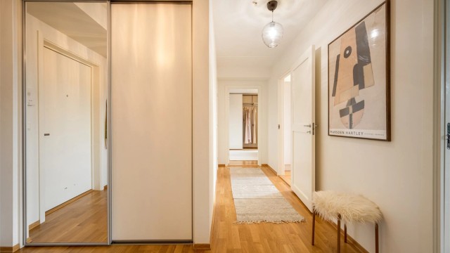 Romslig entré med adgang bod med skyvedører.