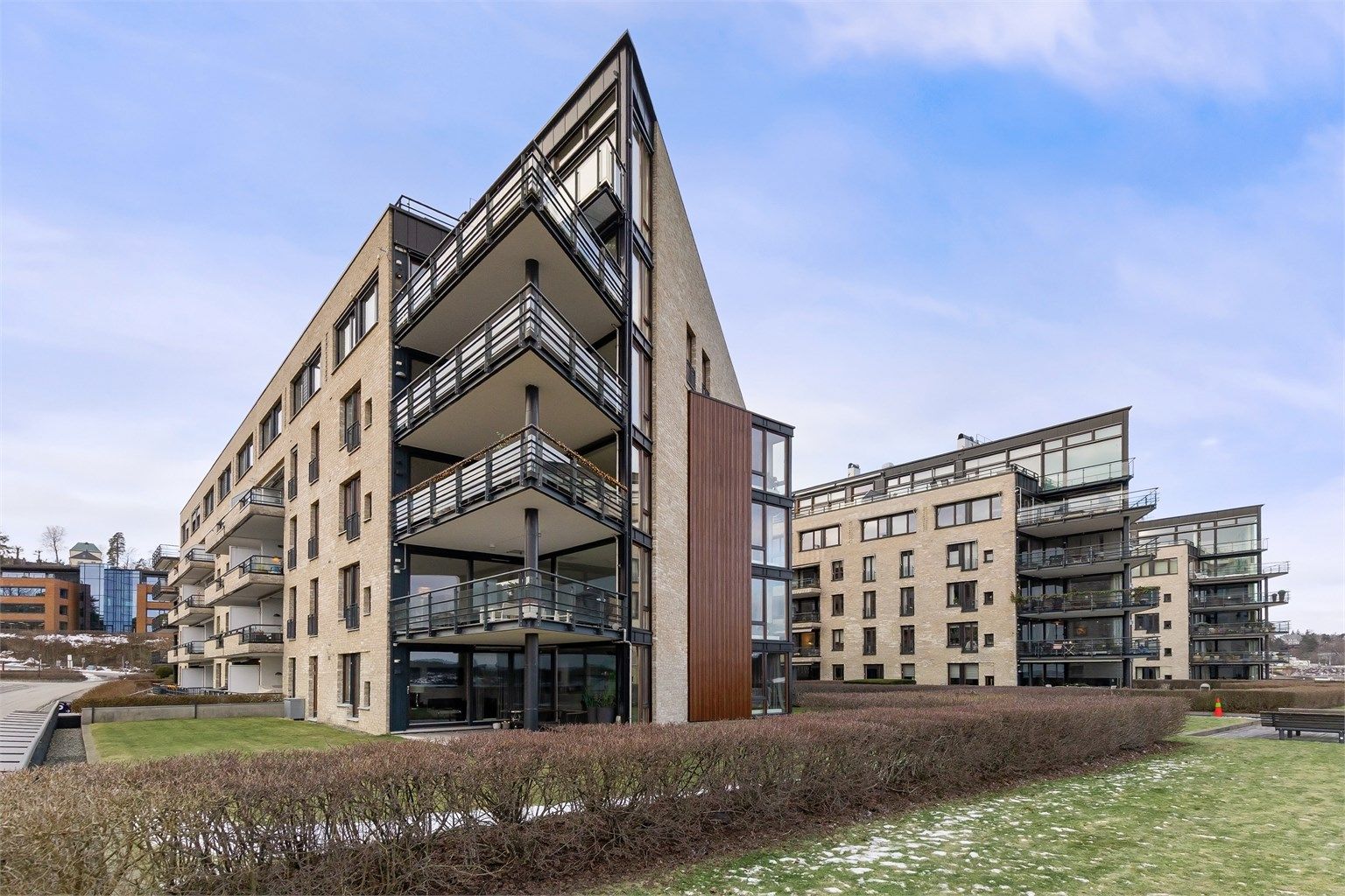 Fellesområdene er pent opparbeidet med gressplener og beplantning.