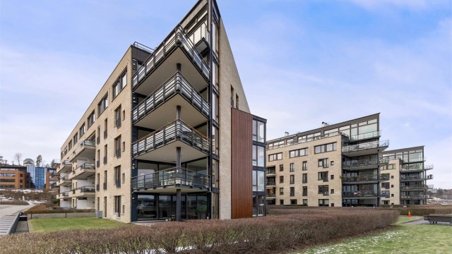 Fellesområdene er pent opparbeidet med gressplener og beplantning.