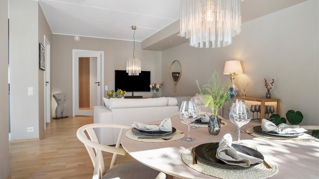 God plass til sofagruppe, spisestue og tilhørende møblement.