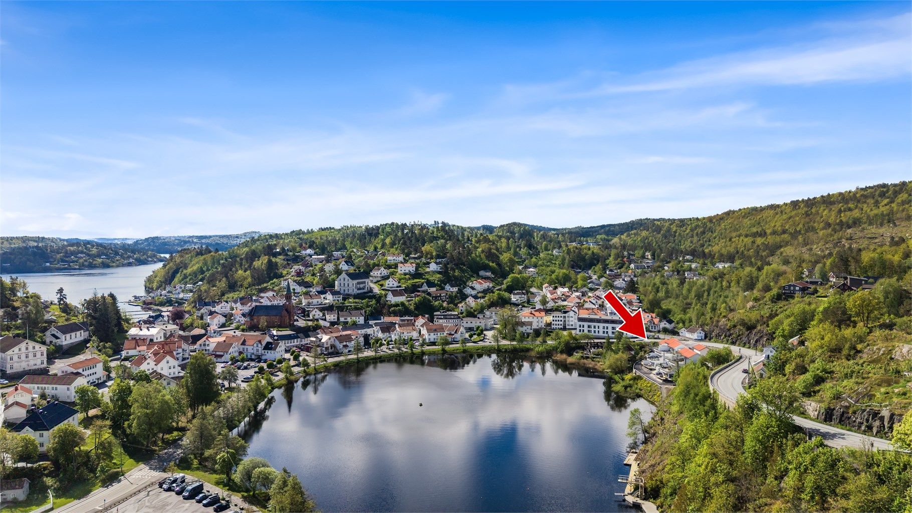 Luftfoto som viser den idylliske beliggenheten ved Tvedestrandfjorden.