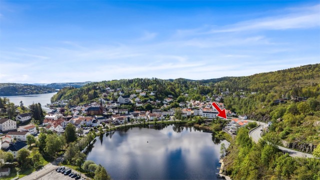 Luftfoto som viser den idylliske beliggenheten ved Tvedestrandfjorden.