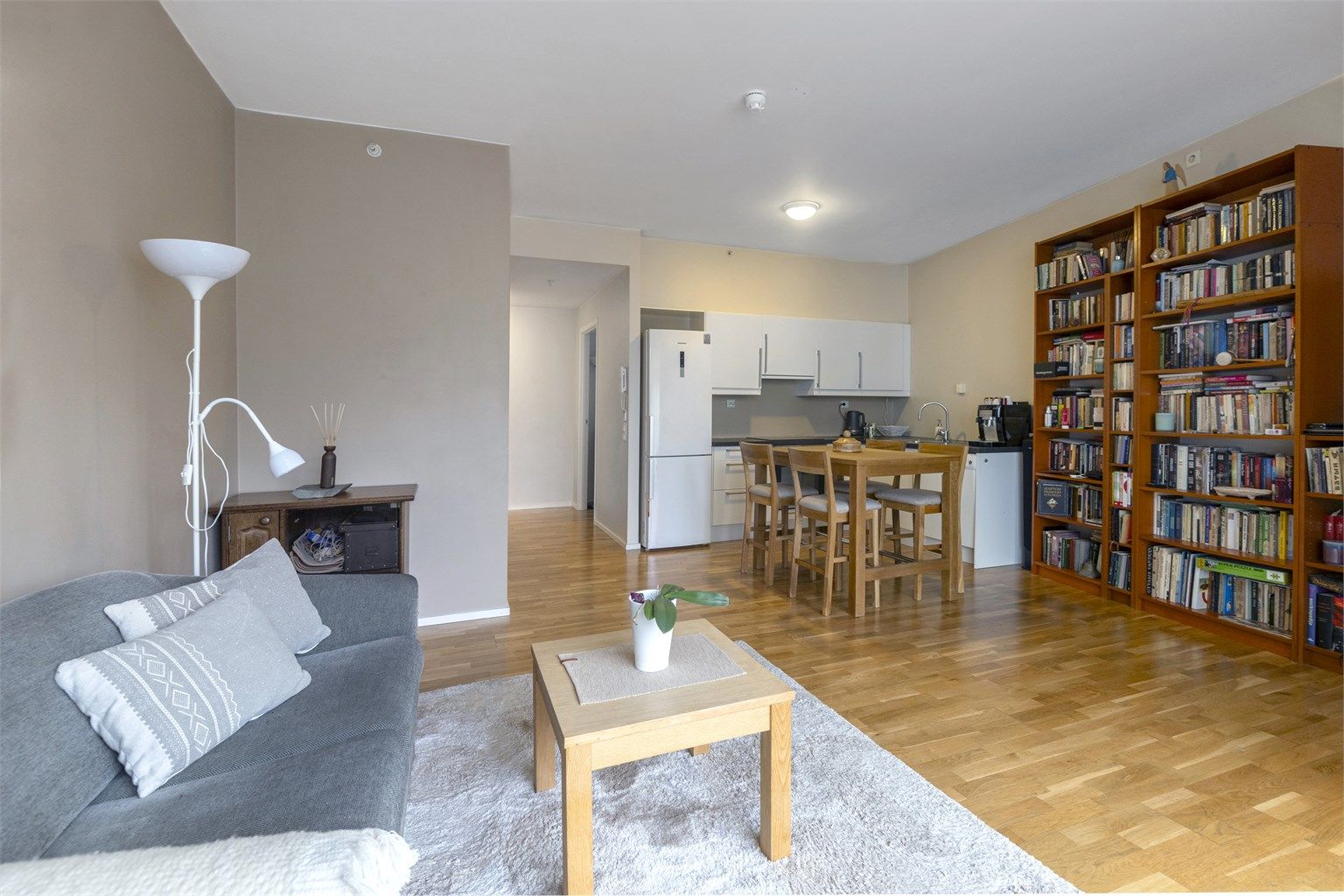 Det er god plass til en spiseplass i tilknytning til kjøkkenet.