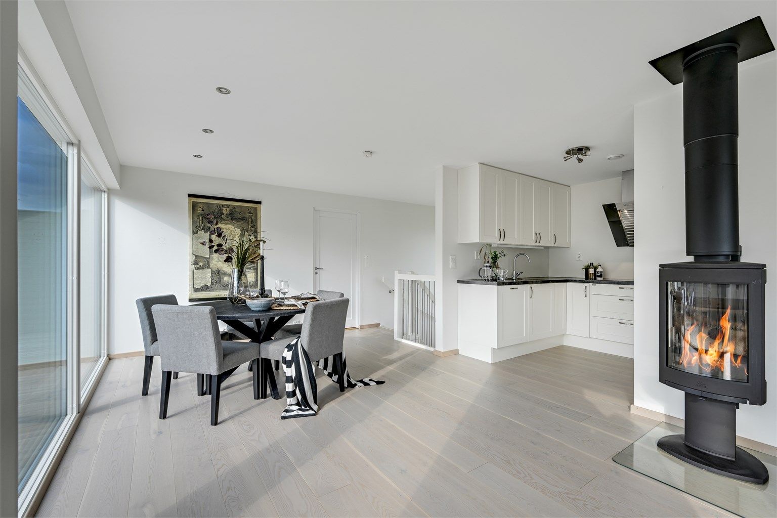 Kjøkkenet har en åpen løsning mot stuen, noe som skaper en sosial sone for matlaging og samvær.