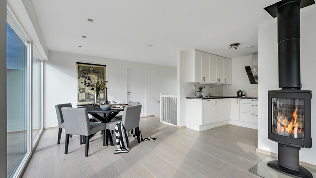 Kjøkkenet har en åpen løsning mot stuen, noe som skaper en sosial sone for matlaging og samvær.