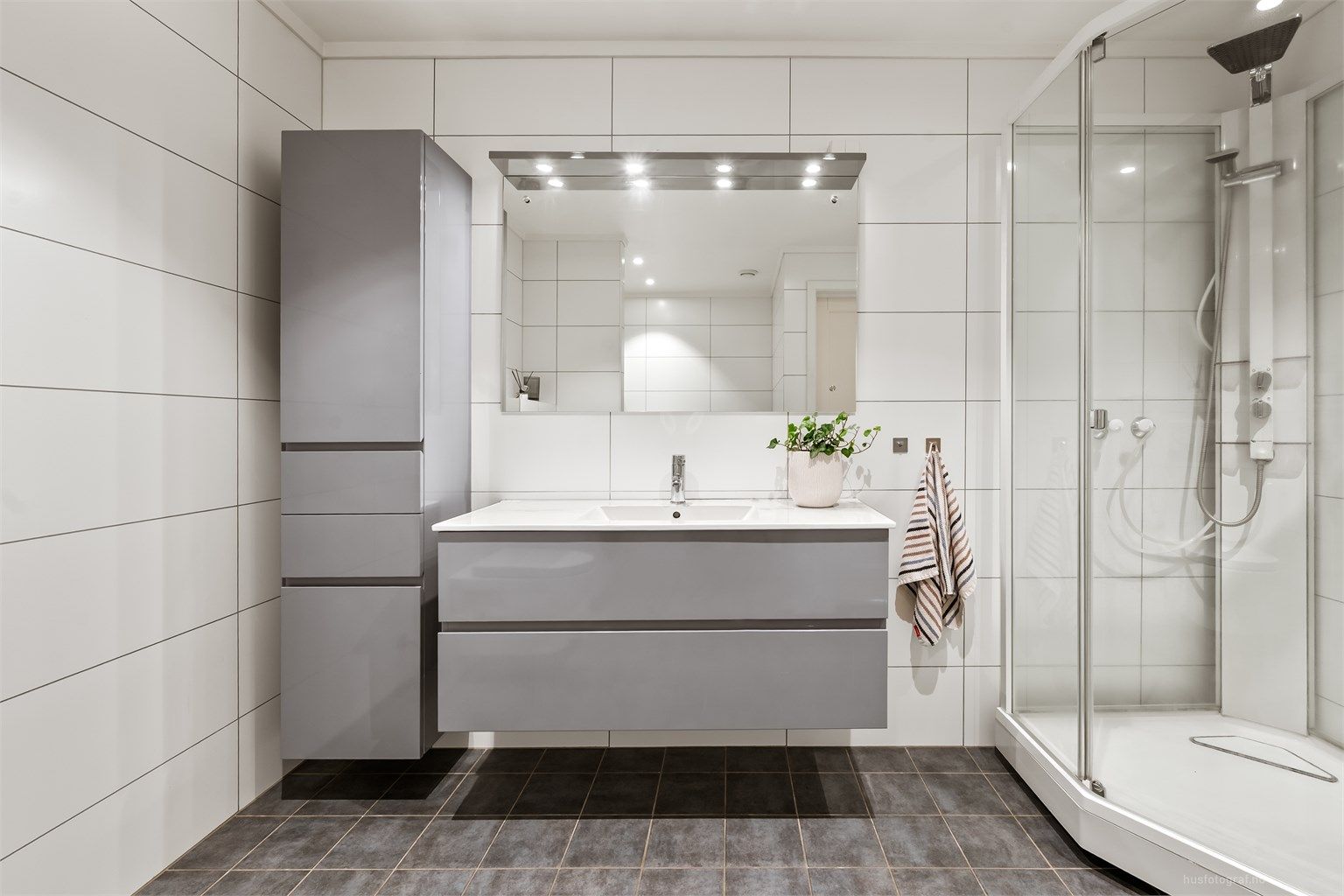 Badet i underetasjen har flislagt gulv med gulvvarme og downlights i tak.
