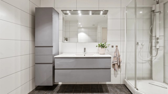 Badet i underetasjen har flislagt gulv med gulvvarme og downlights i tak.