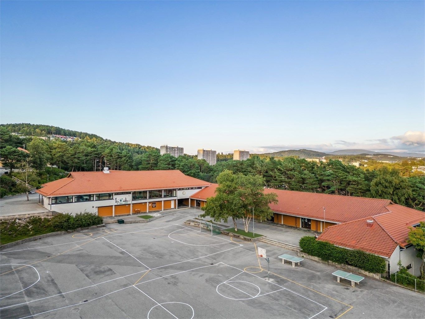 Fra Myrdalskogen er det kort gangavstand ned til Haukedalen Skole.