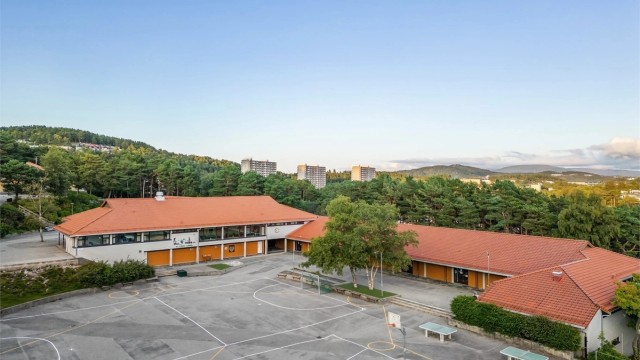 Fra Myrdalskogen er det kort gangavstand ned til Haukedalen Skole.