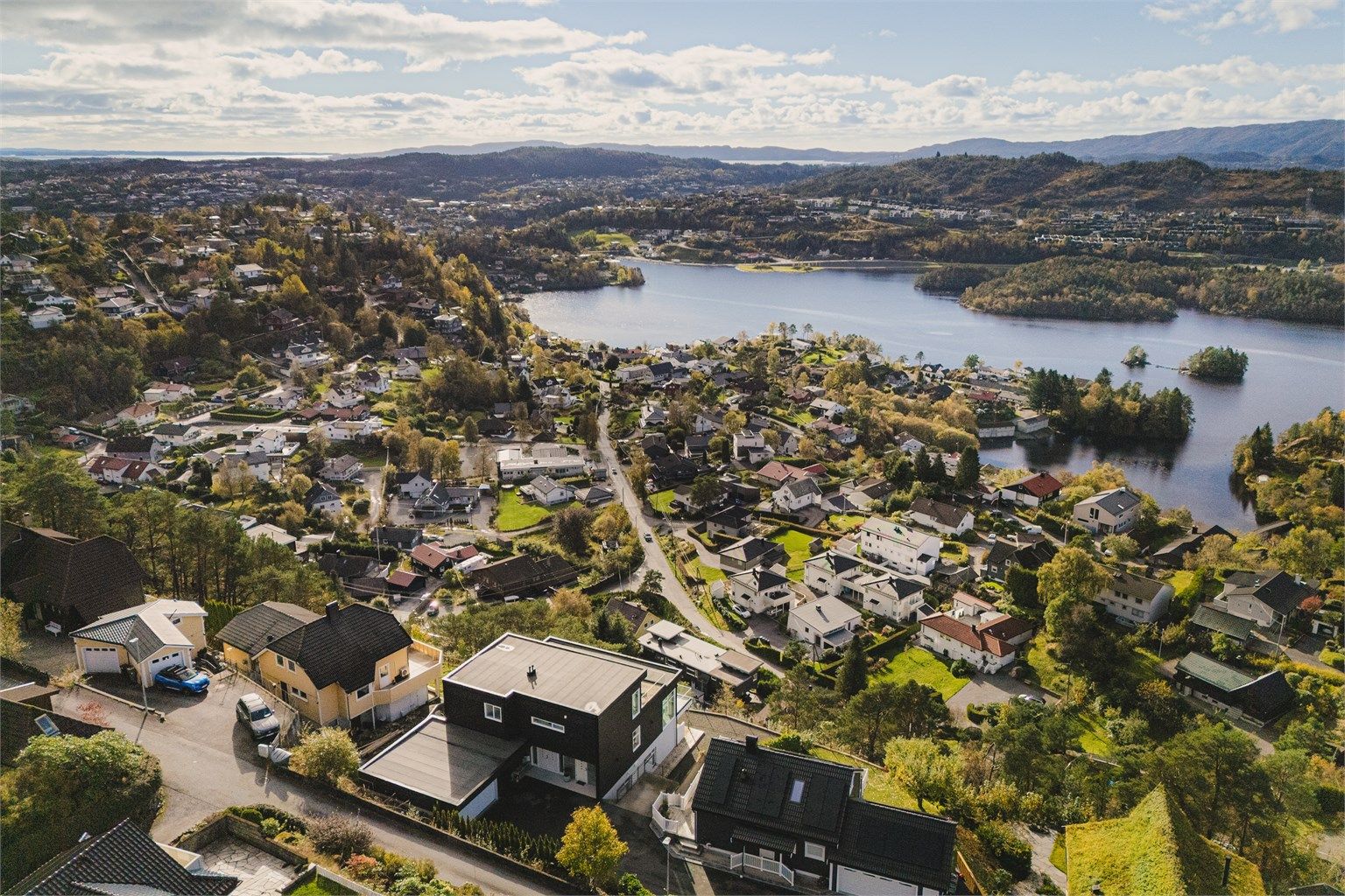 Kollektivtilbudet er godt med nærmeste bussholdeplass "Hatten" ved Bråtet få minutters gange fra boligen.