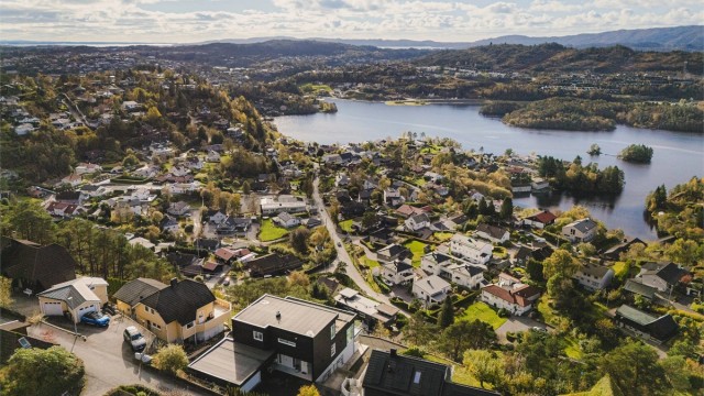 Kollektivtilbudet er godt med nærmeste bussholdeplass "Hatten" ved Bråtet få minutters gange fra boligen.
