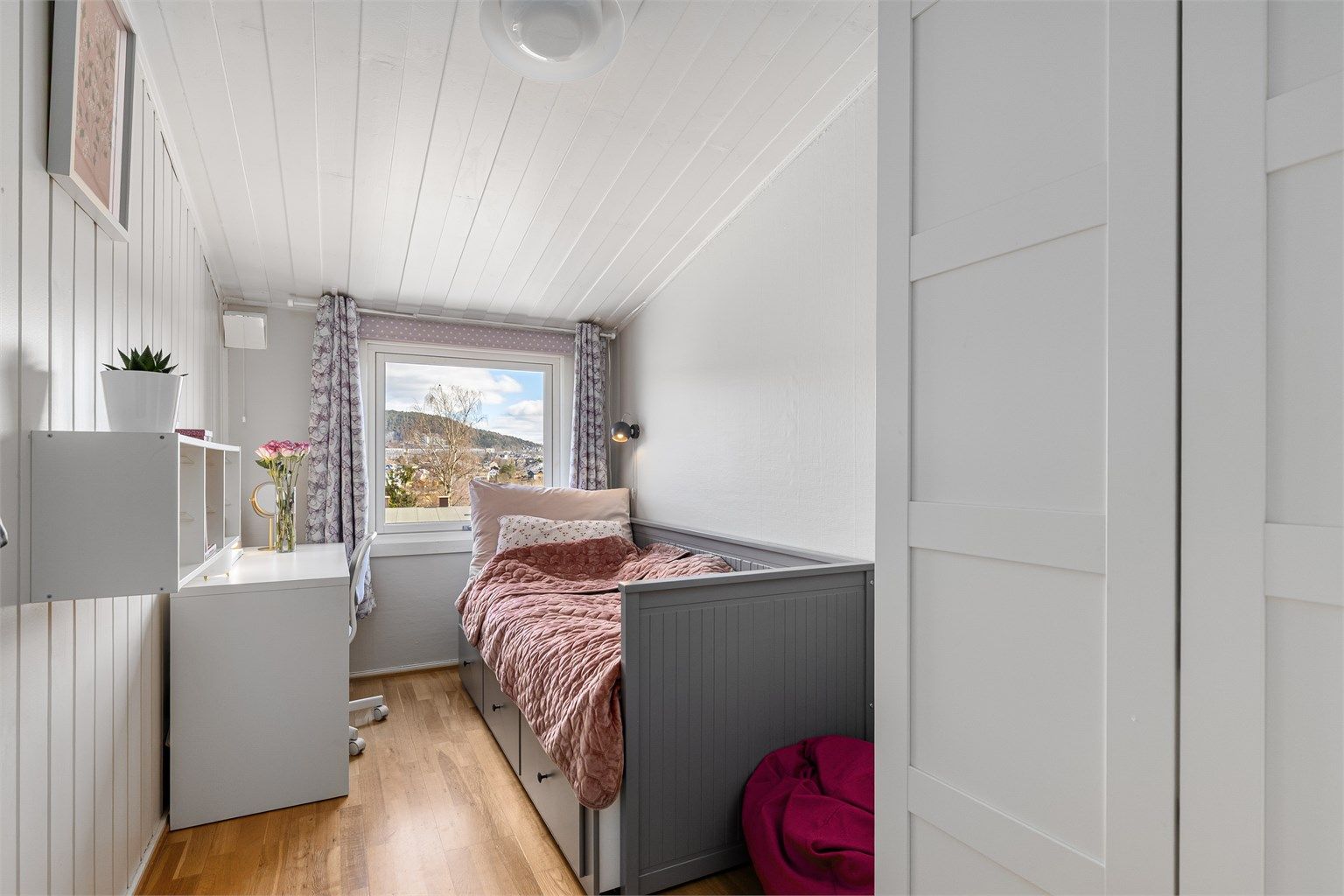 I tillegg til hovedsoverommet er det to barnerom i etasjen 