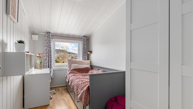 I tillegg til hovedsoverommet er det to barnerom i etasjen