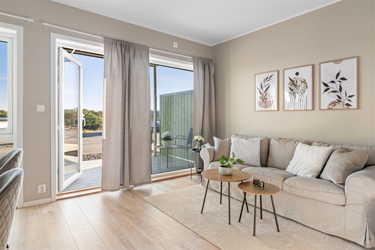 - Fra stuen har man tilkomst til terrassen -