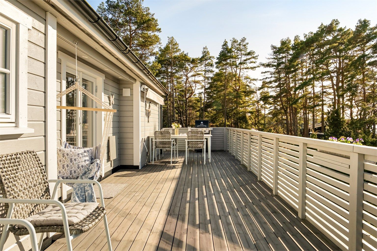 På terrassen er det i årets varme måneder sol allerede fra tidlig på dagen. Terrassen er i dag større enn hva som er angitt på bygningstegning.