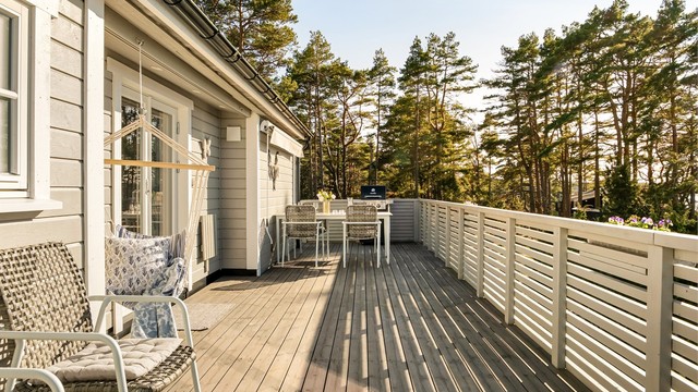 På terrassen er det i årets varme måneder sol allerede fra tidlig på dagen. Terrassen er i dag større enn hva som er angitt på bygningstegning.