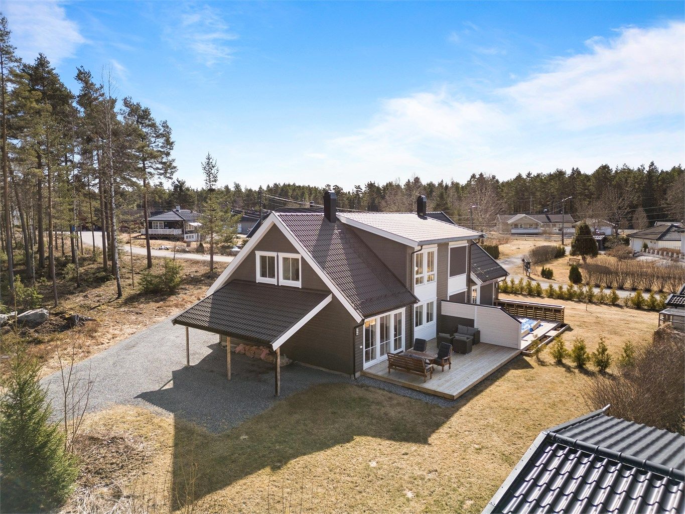 Boligen går over to etasjer og ligger på Fjellfoten i Nes kommune.