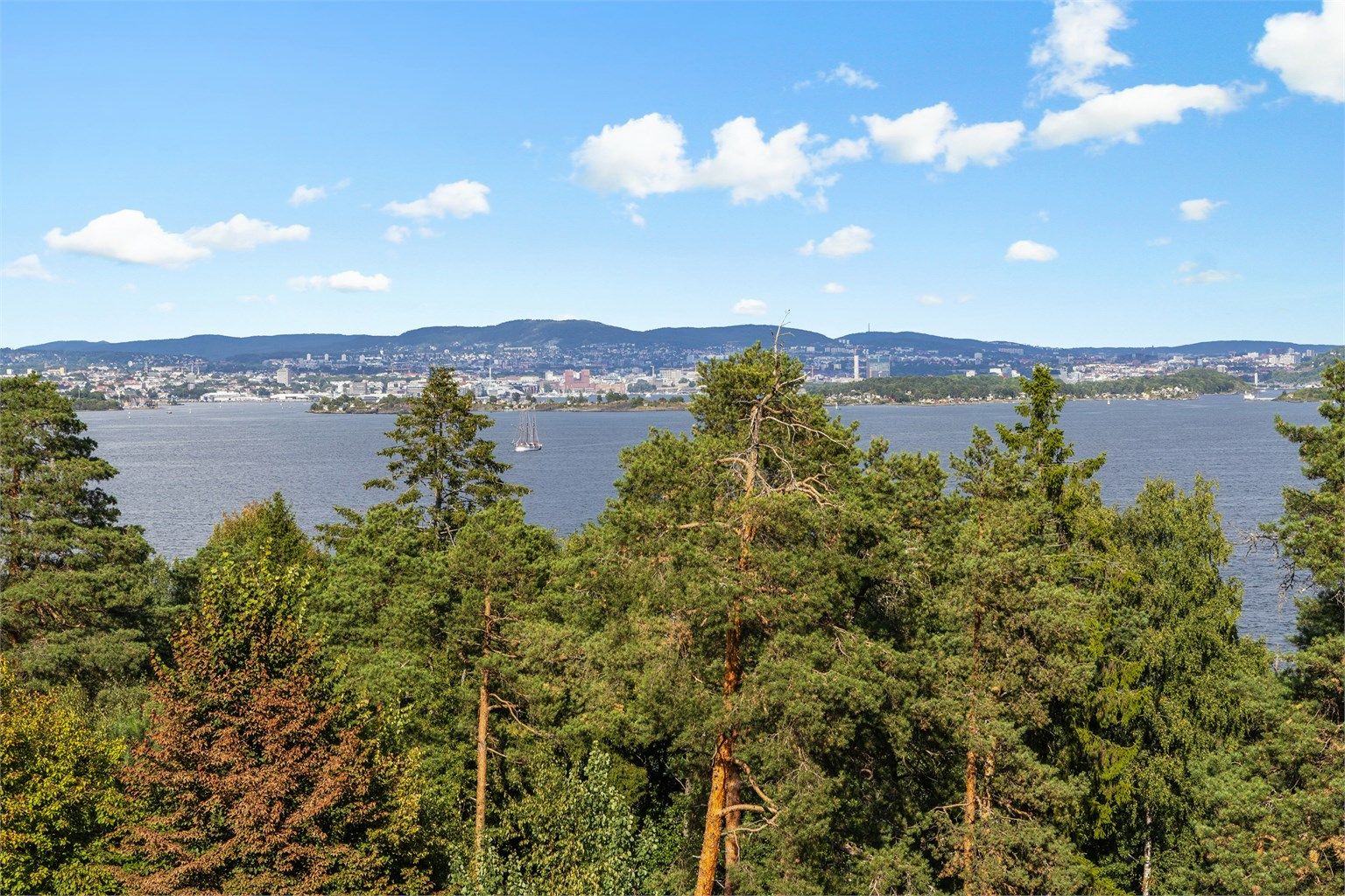 En utsikt som stadig byr på nye inntrykk – fra skipstrafikken på Bunnefjorden og frodige tretopper til Oslo i det fjerne og vakre soloppganger.
