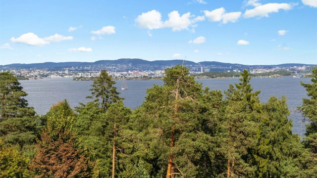 En utsikt som stadig byr på nye inntrykk – fra skipstrafikken på Bunnefjorden og frodige tretopper til Oslo i det fjerne og vakre soloppganger.