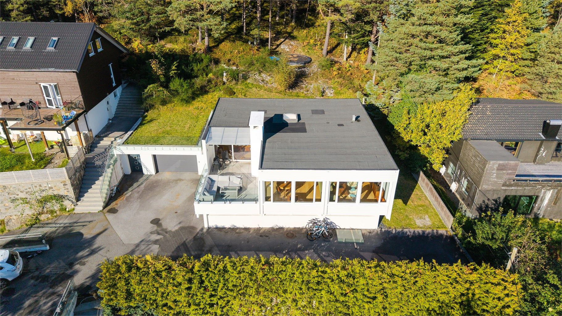 Eiendommen ligger i et etablert boligområde med grønne omgivelser og skogen like bak.