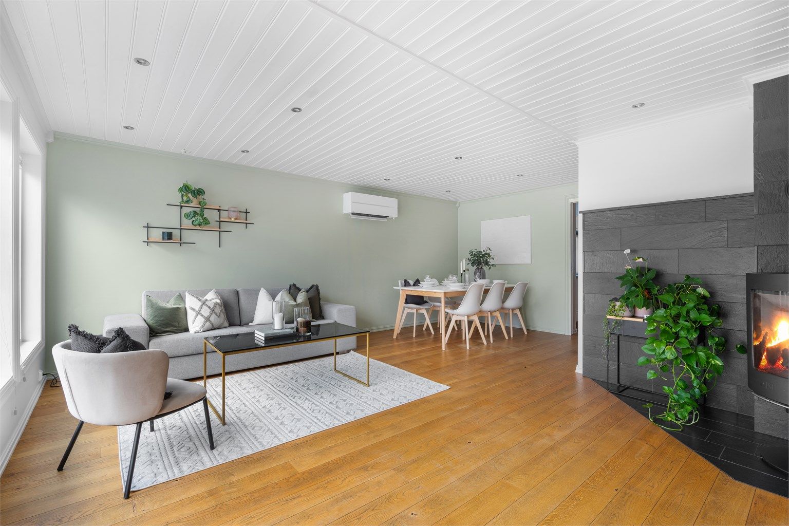 Det er malte vegger, spotter i tak, vedovn og varmepumpe. 