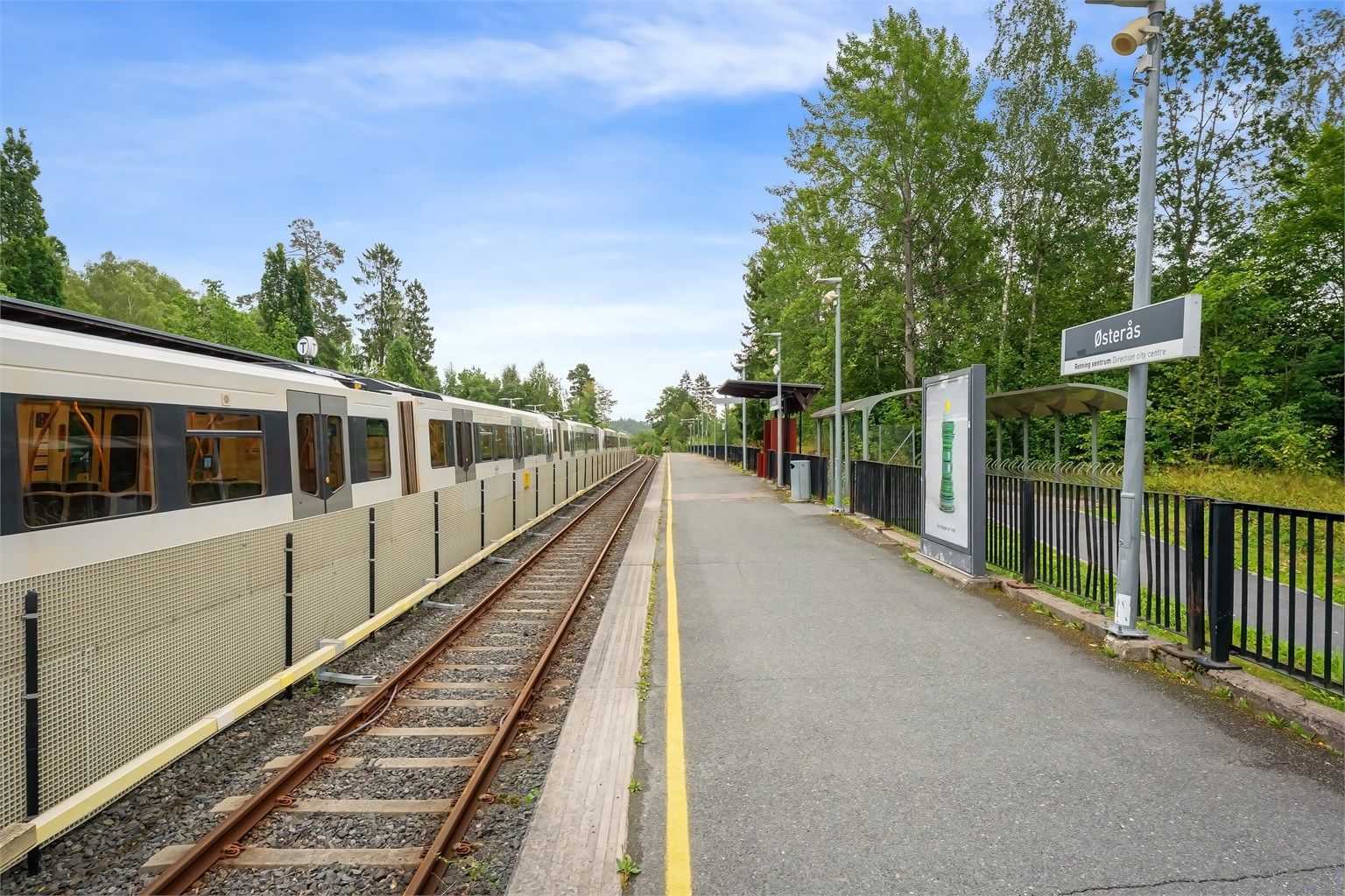 Østerås T-banestasjon ligger ca. 1 km unna