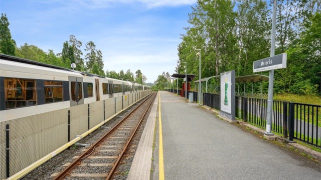 Østerås T-banestasjon ligger ca. 1 km unna