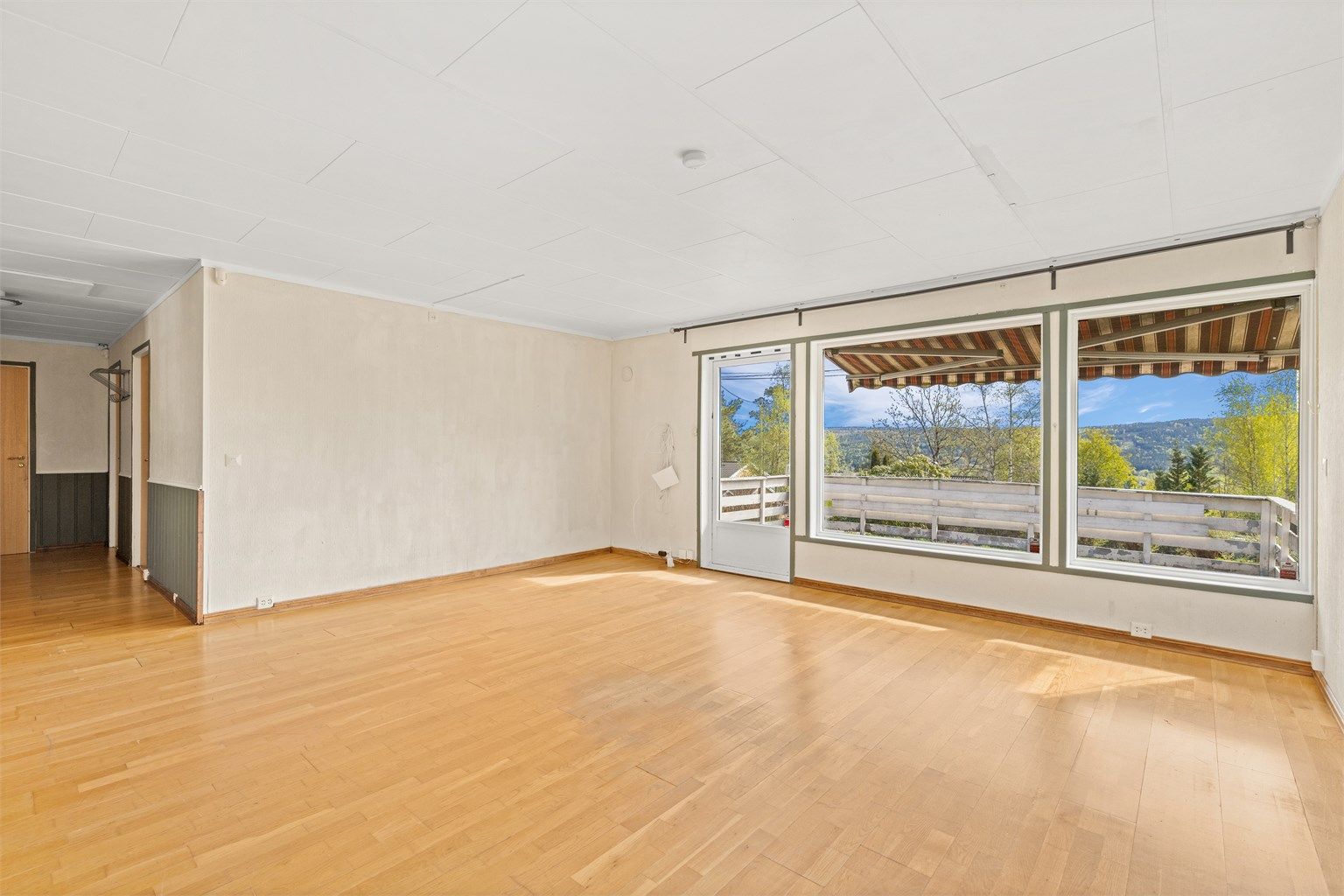 Stuen har store vinduer som slipper inn godt med lys