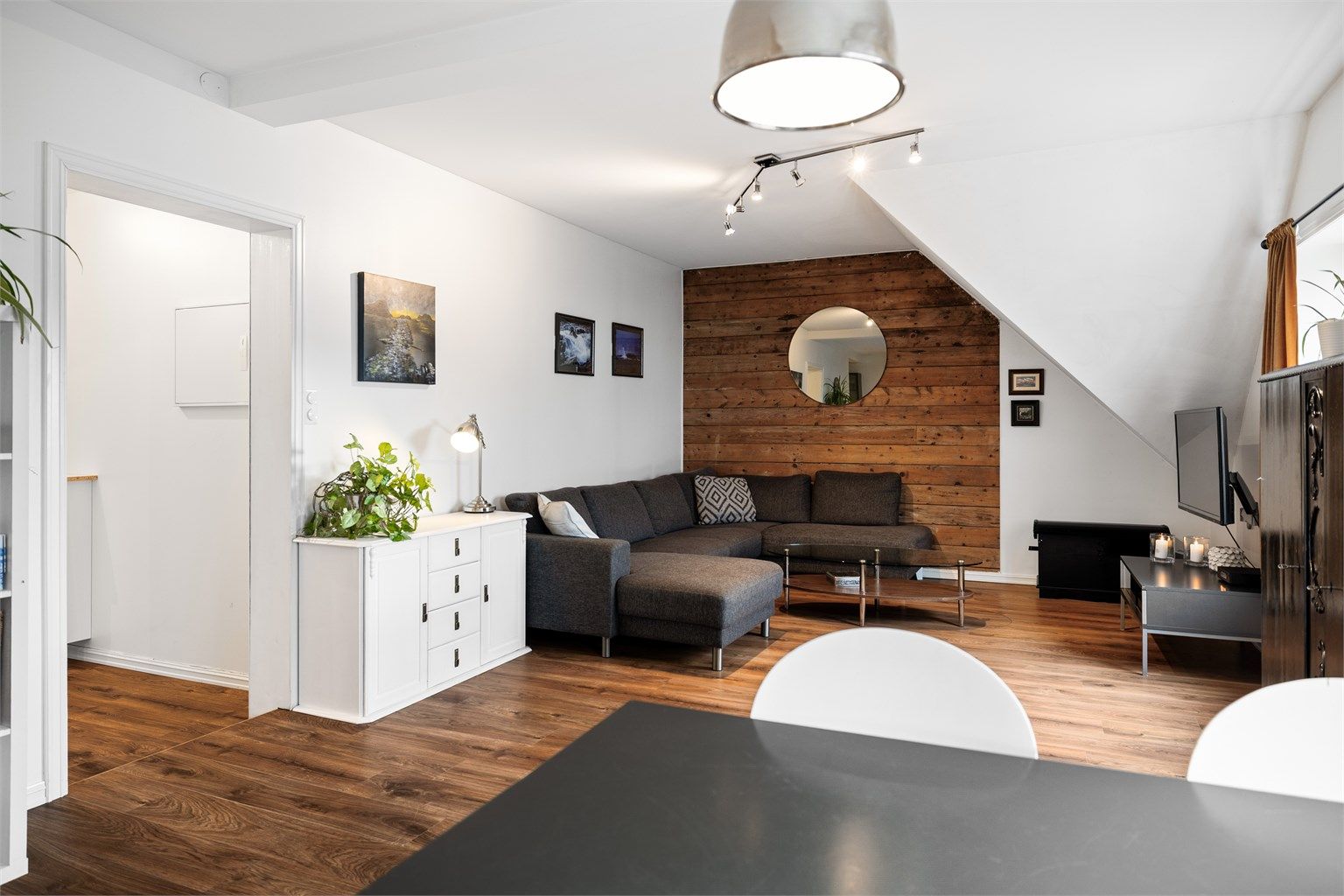Stuen har plass til både spisegruppe og eget sofahjørne med rom for tv og tilhørende møblement