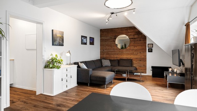Stuen har plass til både spisegruppe og eget sofahjørne med rom for tv og tilhørende møblement